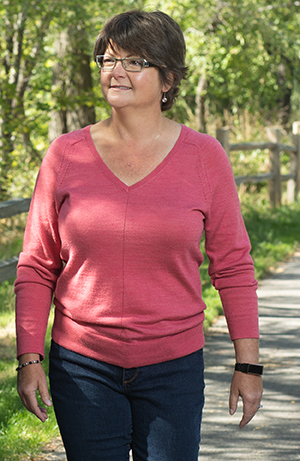 Mujer caminando al aire libre.